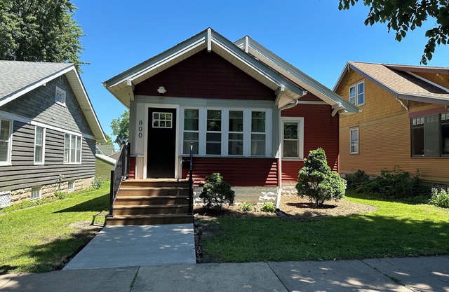 3-bedroom house, recently remodeled near downtown Saint Paul. Close to airport.