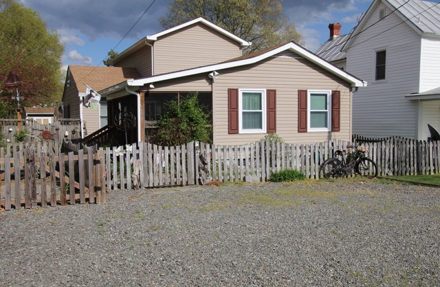 3-bedroom house in charming Colonial Beach with AC, WiFi