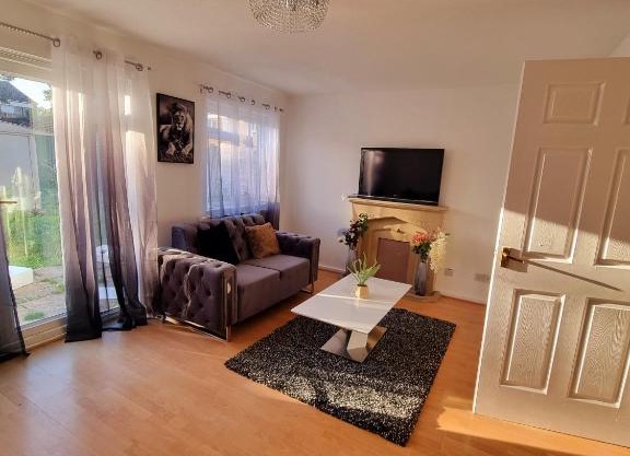 3 bedroom house with driveway near legoland Heathrow Airport and Windsor