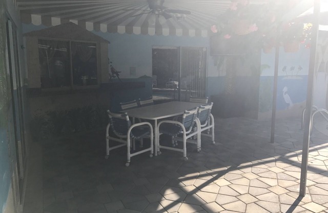 3 bedroom Pool home. Quiet Neighbourhood
