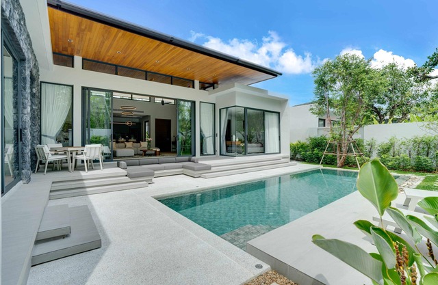 3-bedroom private villa with pool, garden, and spacious living room by Continent