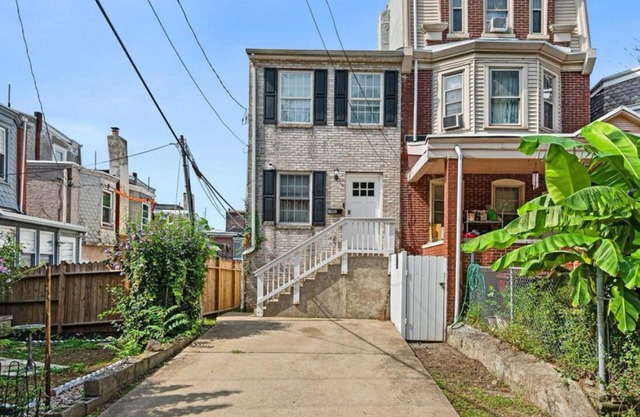 3-bedroom townhome in peaceful Wilmington with AC, WiFi. Enjoy your stay