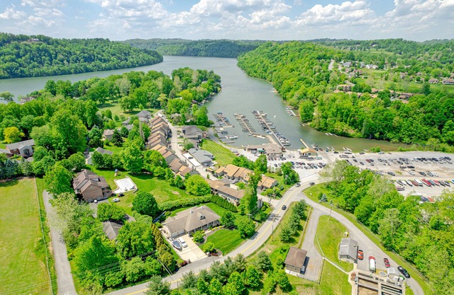 3 Bedroom Townhome next to Cheat Lake/Sunset Beach Marina!