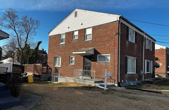 3-bedroom townhome Summer Rental in fabulous Hyattsville with WiFi, AC