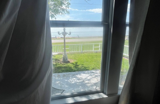 3-bedroom updated fishing cabin on the bay in Seadrift with WiFi & Central AC