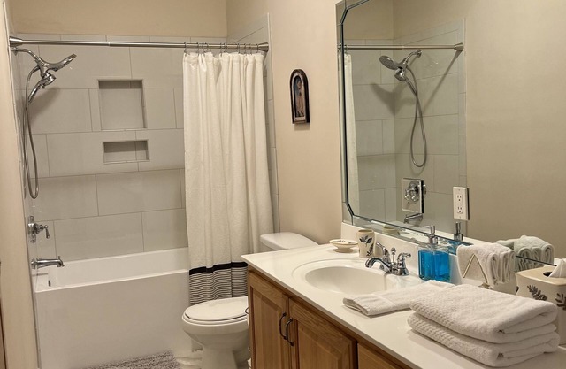 3 bedrooms, 2.5 bath Lakefront home, deep water, enclosed boathouse, close ramp