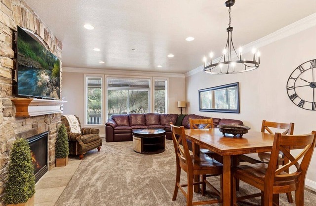 3 Bedrooms Mountain Condo with Hot Tub with a Large patio deck