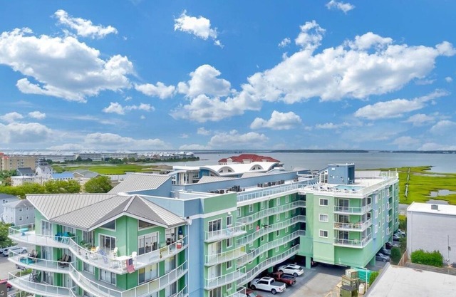 3 Beds & 3 Baths, + Sleep Sofa, in a Modern Mid-Island Condo, 1 Block to Beach