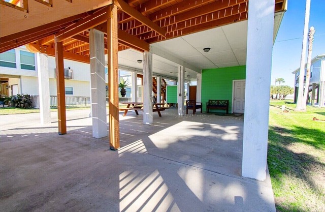 3 blocks from beach! Family size, great view. Only minutes from grocery shops.