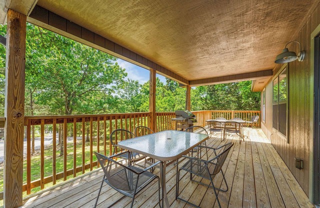 3 BR 2 BA Cabin w/Pool + Swim & Boat dock