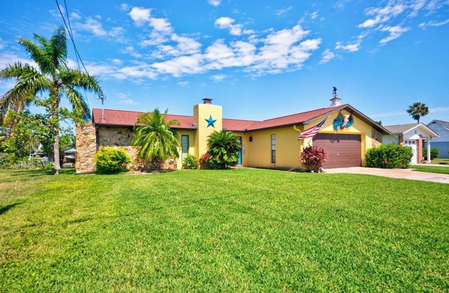 3-BR/2 Bath waterfront home with direct access to Gulf. Pool, kayaks and dock