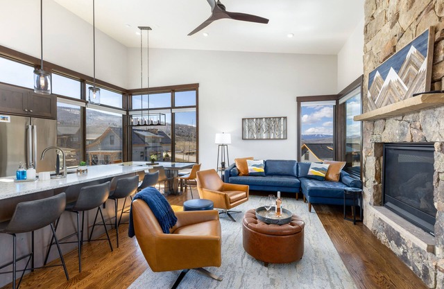 3 BR, 3 Bath Lux Mod Mtn Sngl Fam. Home- Near Skiing! Amenities! Monthlys Avail.