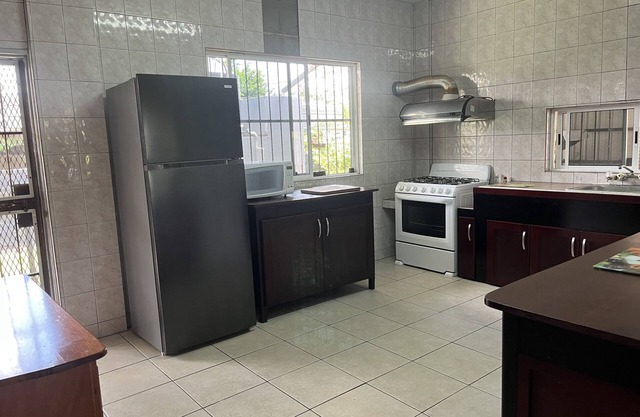 3 BR 3BA country house with pool near zoo, cave tubing and zip lining
