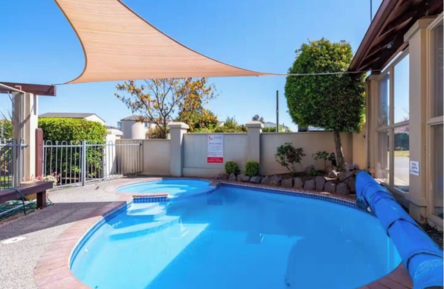 3 BR Holiday home - Steps to the lake and short, scenic stroll to town