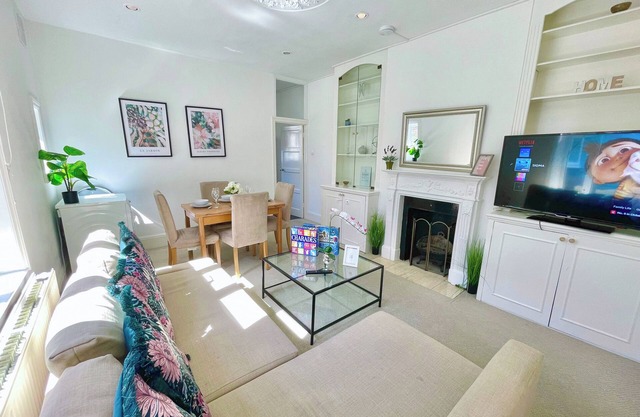 3-BR Maisonette w/Private Rooftop Terrace & FREE WiFi in Central Hammersmith