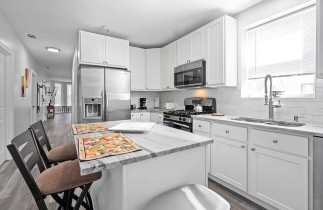 3 BR w Private Parking Minutes from I-90