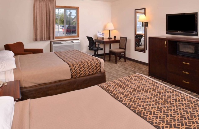 3 Comfortable Rooms Near Iowa Western College w/Complimentary Breakfast