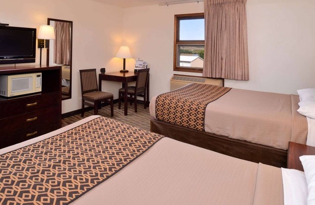 3 Comfy Rooms w/Kitchenette Near Iowa Western Community College - Bkf Included