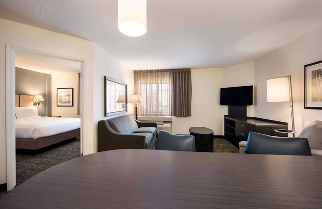 3 Cozy 1BR Suites w/Full Kitchen & BBQ Area for Home-Like Comfort
