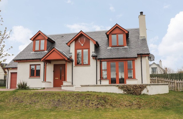 3 CROFTSIDE, pet friendly, with open fire in Aviemore