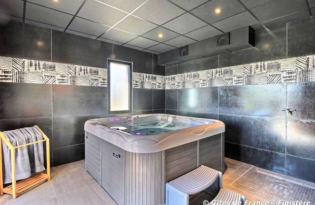 3-Gite 4 * NEW with indoor SPA - enclosed garden - sea: Phare de la Vieille (3)