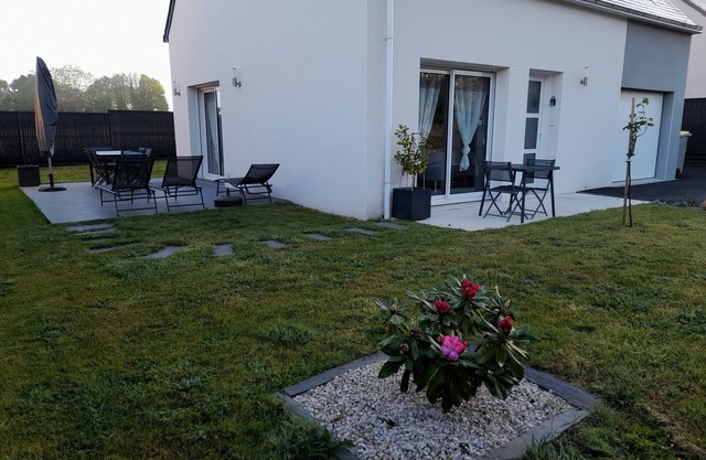 3* HOUSE WITH GARDEN AND TERRACE (sleeps 8) in Pont-L'Abbe