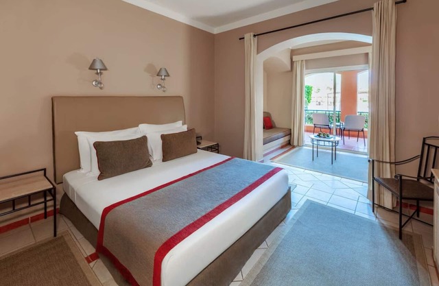 3 Kid-Friendly Rooms with Balcony and Pool Near Makadi Aqua Park