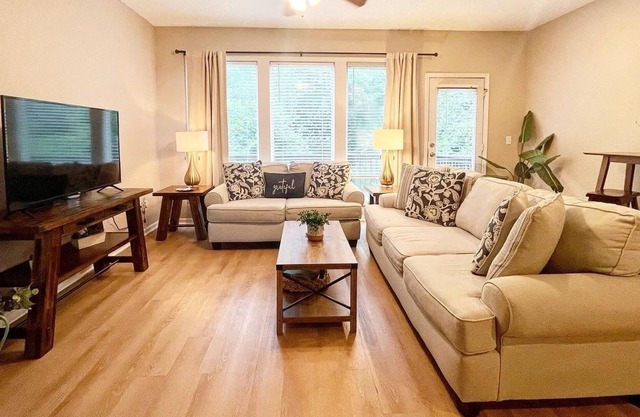 3 KING Beds + Near Legend's Outlet Mall + Smart TV