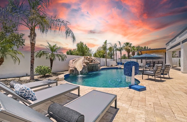 3 King Rooms, Sleeps 12 Heated Pool, Waterslide Paradise!