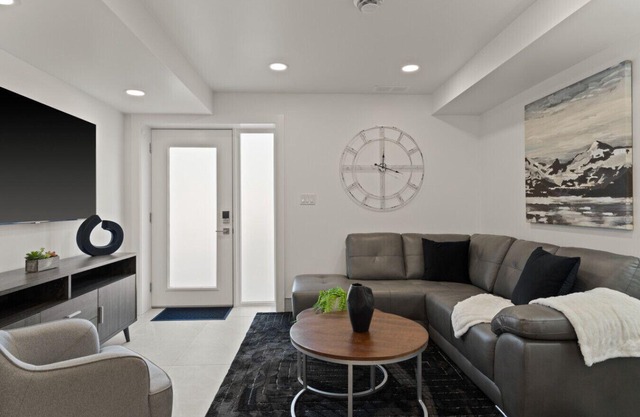 3 Level, 3 bedroom with Magnificent Lakeview