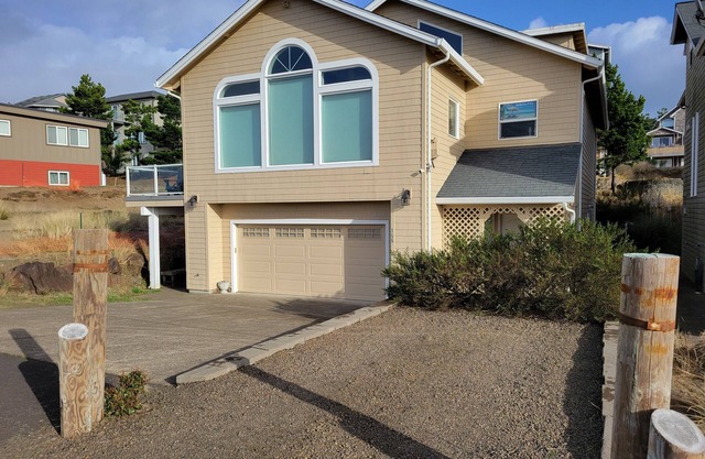 3 Master Suites, Spa, Pool table, Game room, views