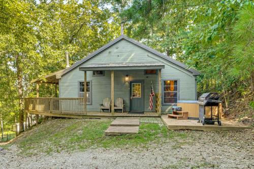 3 Mi to Beavers Bend State Park Hot Tub Hideaway!