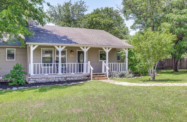 3 Mi to Boerne Lake: Getaway w/Deck & Yard!