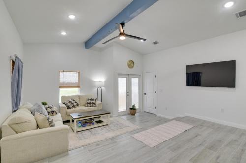 3 Mi to Bolivar Beach Quiet Condo with Balcony