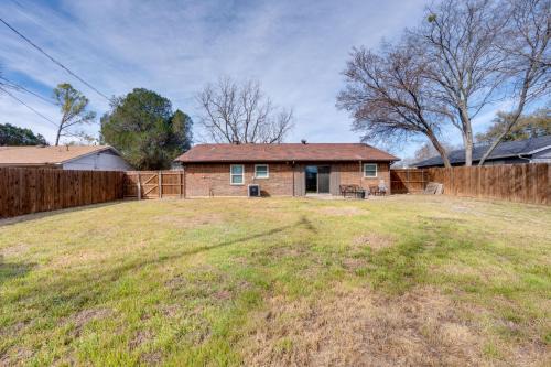 3 Mi to Dtwn Denton Getaway with Furnished Patio!