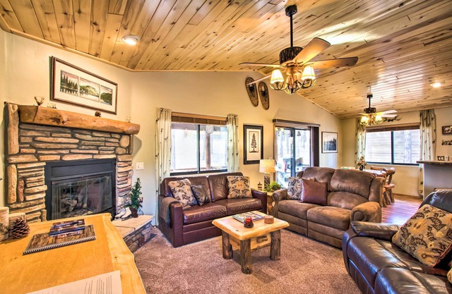 3 Mi to Fool Hollow Lake: Romantic Show Low Cabin