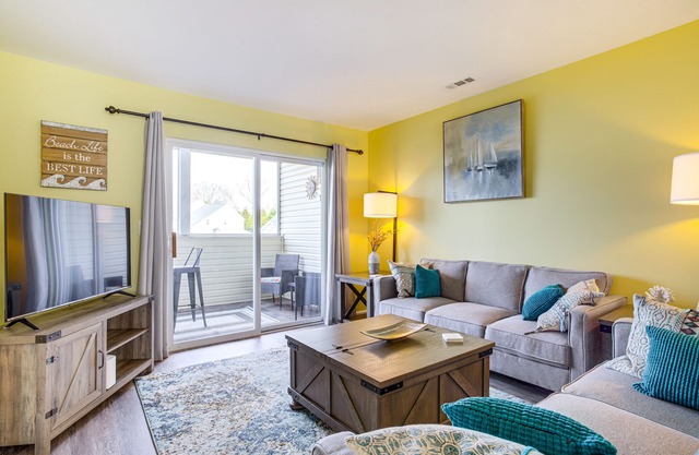 3 Mi to Savannah Beach: Lewes Condo w/Pool Access