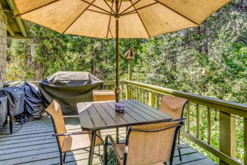 3 Mi to Shaver Lake Cozy Bears Hideaway Cabin!