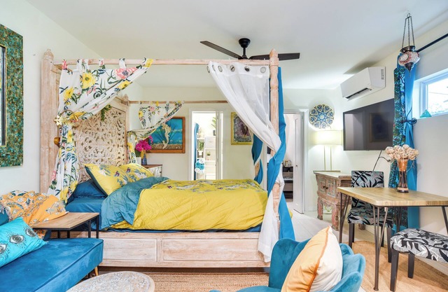 3 Mi to Vinoy Park: St Petersburg Gem w/Patio!