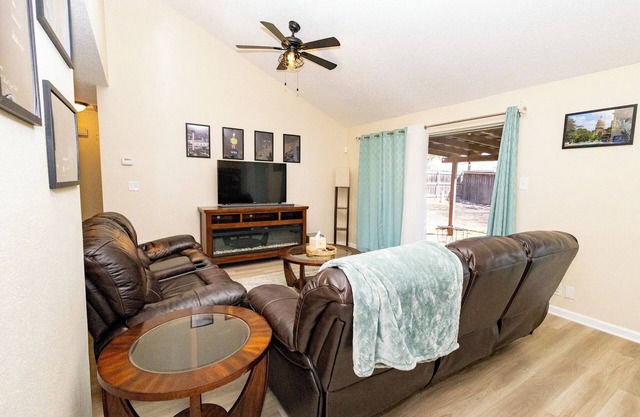 3 Miles to SeaWorld in San Antonio with WiFi, game room