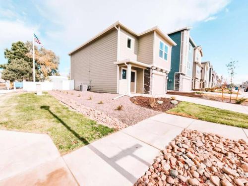 3 Min to Airport Gates Pet Friendly Townhouse