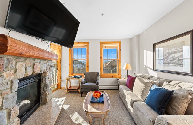 3 min Walk to Gondola, Private Balcony w/Decrum Square & Mountain Views