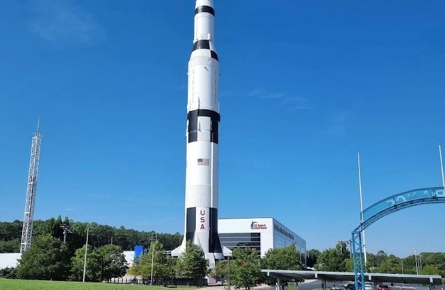 3 mins from NASA/Space Center