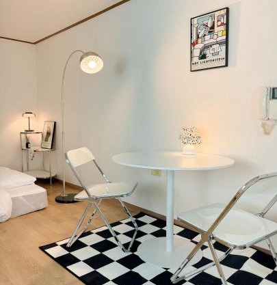 3'Near Hongdae Station, 30sec on foot