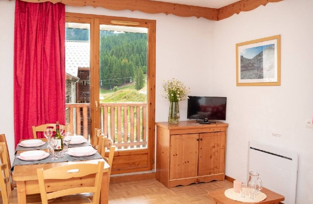3-Room Apartment for 6 with Balcony in Puy-Saint-Vincent, Near Ski Slopes
