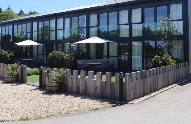 3 SEAGRY BARN @ NABLES FARM, family friendly in Upper Seagry