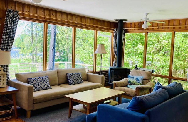 3 Season Cottage - Shadow Lake, Coboconk - Perfect for Family, Adults & Kids