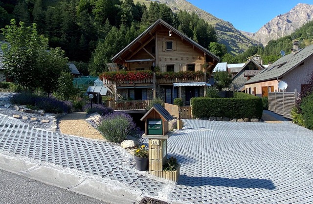 3 *, spacious cottage, on the ground floor of the chalet with superb view of the Réallon valley,