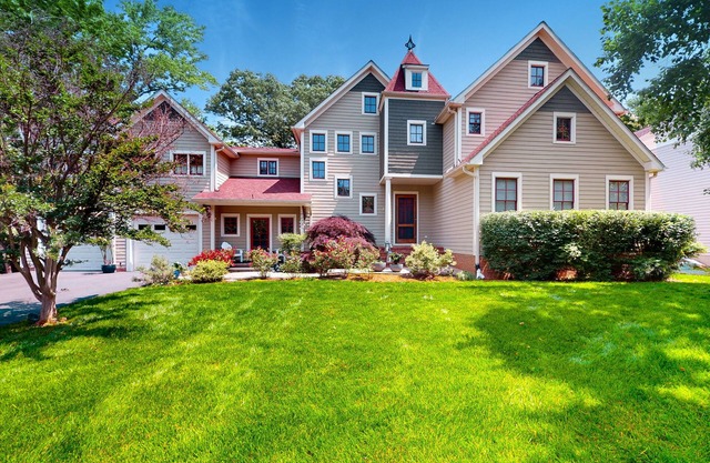 3-story, dog-friendly home near beaches with home theatre, grill & gaming tables