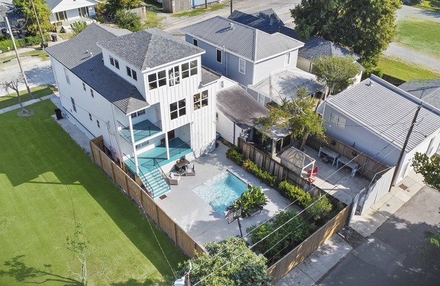 3 Story Home w Pool, Mississippi River panoramic views and just minutes from FQ